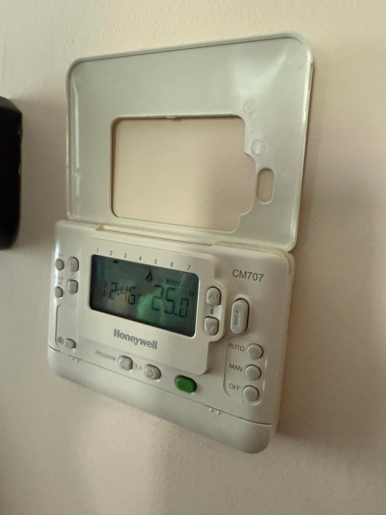 Programmable room thermostat fitted on a wall